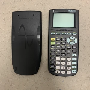 Grafräknare TI-82 stats  - Säljer nu min grafräknare som jag använt lite då och då under 1 års tid. Säljer då jag inte har användning för den längre. 😊 passar för matte 2 , 3 eller universitet - matte. Räknaren är väldigt populär och nypris är 800kr ❤️ pris är diskuterbart!