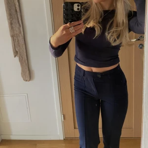 Marinblå kostymbyxor från zara! - Säljer dessa marinblå kostymbyxor i ett ganska tjockt material från zara, med ”pressveck” i fram! Har stora fickor i bak som jeans typ. Supersnygga men tyvärr för små:/ i storlek XS liiite noppriga därav priset
