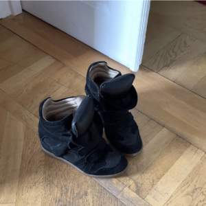 svarta isabel marant skor i storlek 36 som är köpta från nathalie schutermans hemsida för ungefär 4500kr! vid intresse skriv privat för bilder & frågor, sänker ej priset