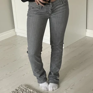 Lågmidjade grå jeans  - Grå Lågmidjade jeans, super snygga men har nästan ett par likadana💓 bilden har blivit utbredd på något sätt så det ser lite konstigt ut men super snygga i verkligheten 😅