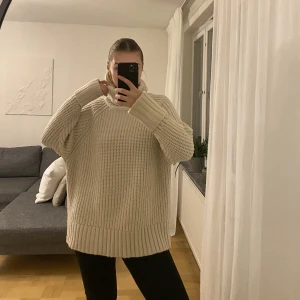 Stickad tröja oversized  - Oversized stickad tröja i naturfärg I gott skick