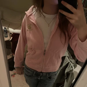 Juicy couture - Jättefin juicy couture kofta, det står ej storlek på lappen men den är i barnstorlek 💓 ärmarna är för korta på mig som är 167