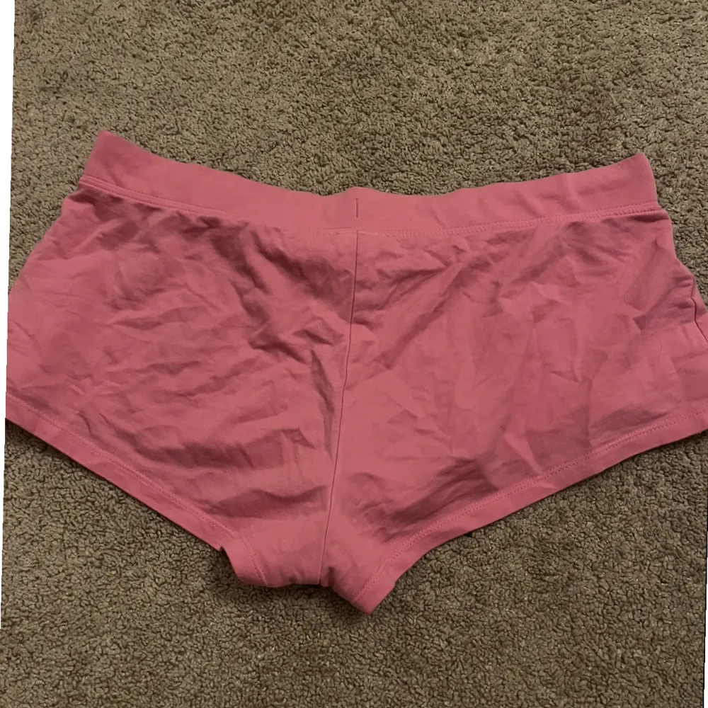 Säljer ett par rosa shorts och de är i storlek M. Men de är också low Rise🩷 + frakt . Shorts.