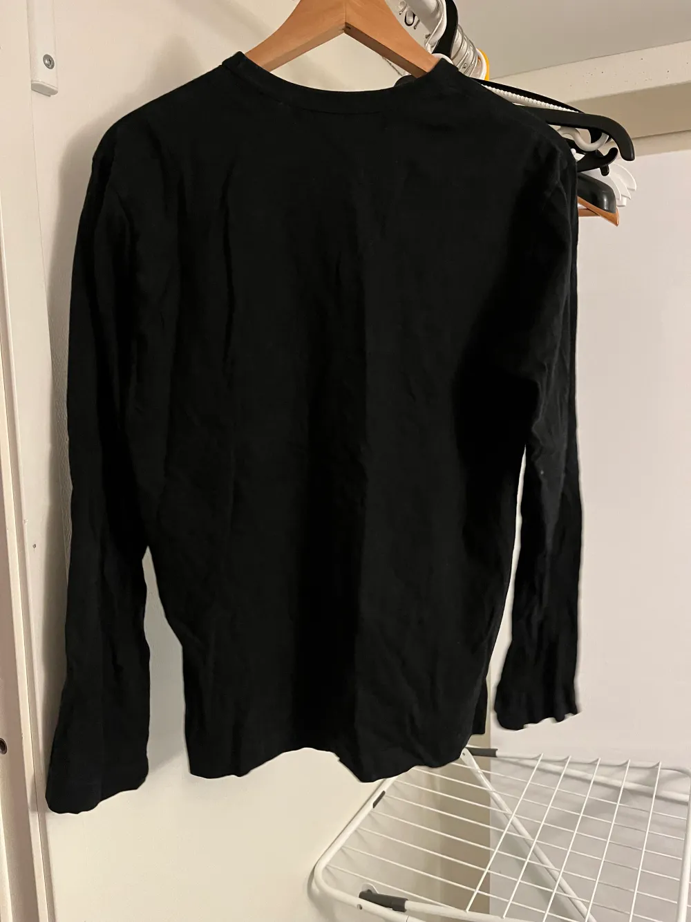 Säljer nu denna tröja då den enbart legat i garderoben där hemma senaste året. Fint skick men använde den rätt mycket första tiden. Står storlek M men tycker själv den sitter lite mer åt S hållet.. T-shirts.
