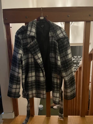 Bikbok kappa - Säljer denna min skit snygga eftertraktade kappa från Bikbok som inte kommer till användning. Är i storlek S men kan även passa xs eller m. Tveka ej vid frågor. Pris går att diskuteras ❣️Kan även mötas upp🫶