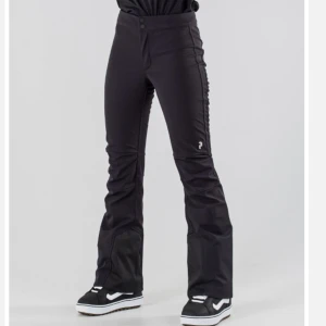 Skidbyxor peak performance  - Skidbyxor i mycket bra skick🥰 säljer då jag inte vill ha tajta skidbyxor längre💓