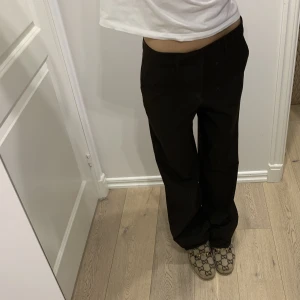 Zara kostymbyxor - Säljer mina zara kostymbyxor då de tyvärr blivit för stora för mig. De är nästintill oanvända. De är bruna och rutiga (se sista bilden).😊 Jag har även fler bilder.