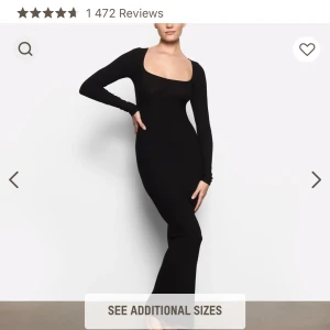 Skims - Soft Lounge Long Sleeve Dress - Långärmad svart skims klänning i storlek S! Använd 1 gång, och i bra skick💛Nypris 1150 :)