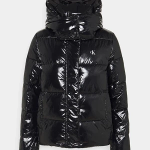 Calvin Klein Jacka  - Knappt använt den, precis som ny. Kostar 2300 egentligen nypris 