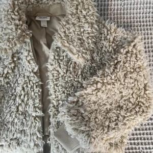 Pälsjacka/teddyjacka - Säljer denna jättesnygga och trendiga pälsjacka/teddyjacka. Använd endast ett fåtal gånger så den är i bra skick. Färgen är som på första bilden! Startbudet ligger på 200 eller köp direkt för 330. Pris kan diskuteras💗💗