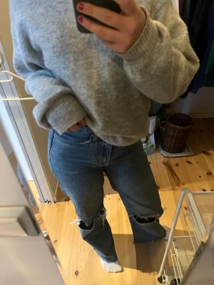 Blåa jeans - Blå jeans med hål i från lager 157, gamla och använda men fortfarande i fint skick och ser bra ut.