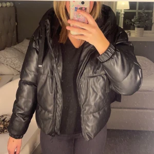 Vinterjacka  - Säljer min pufferjacka från stradivarius! Köpte denna förra året men har endast använt den ca 2 gånger! Den är super varm, skön och snygg❣️