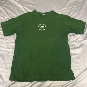 New balance t shirt  - En grön snygg t shirt vintage men är i bra skick och storlek M