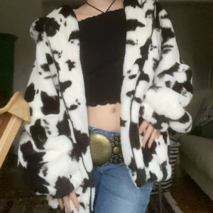 pälsjacka - världens mjukaste fuskpälsjacka med stor luva, väldigt cruella de vil 🌹(jag har strl XS-S)