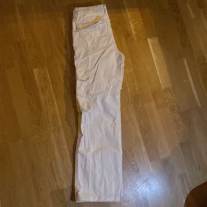 Vita Cargos - Vita cargos som är använda. Sälj eftersom de är för små.  