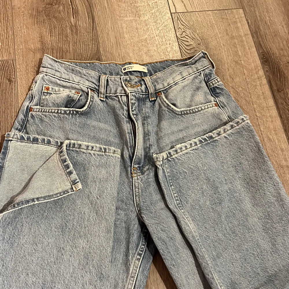 Säljer dessa Highwaist straigth jeans med slit från Gina💗. Jeans & Byxor.