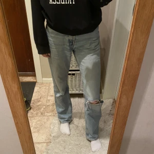 Ljusblåa jeans - Ljusblåa raka jeans med ett hål på ena knät från h&m💙Använda ca 10 gånger och har inga fel. Strl. 34/XS, jag är 170+ och jeansen nuddar nästan marken🤩