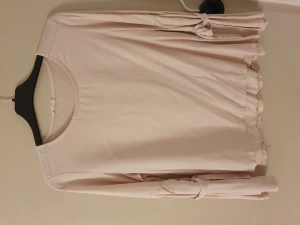 Söt rosa blus, med volangärm. Strl 38. - Rosa fin tröja med volangärm.