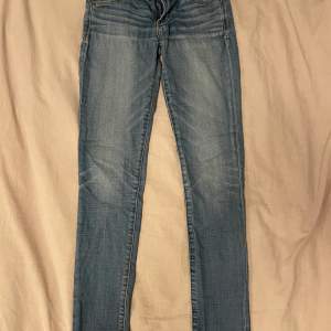 Skinny Abercrombie jeans stl W24 L31, ljus/mellanblå.