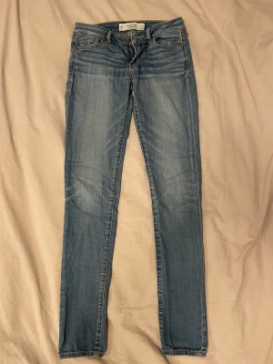 Abercrombie & Fitch Jeans - Skinny Abercrombie jeans stl W24 L31, ljus/mellanblå.