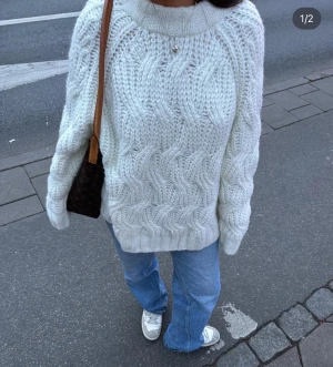 Kabelstickad tröja H&M - Säljer denna otroliga tröjan från H&M. I stl L som även är på bilderna, använd fåtal gånger 🩷🫶🏻