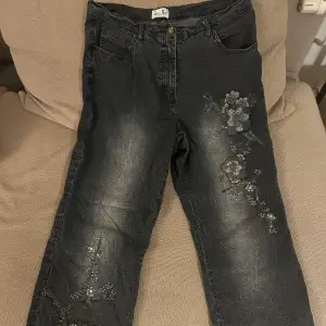 Riktigt sköna vintage design på dessa jeans.  (Använda) Condition: 7/10 finns inga fläckar med det syns att dom är använda. Storlek: 32/32 (herr)