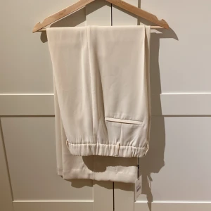 Byxor - Byxor från DANTE, Luca Wide leg pants Butter Cream  Storlek 3, dvs M Aldrig använda. Helt nya. Köpta från Wakakuu. 