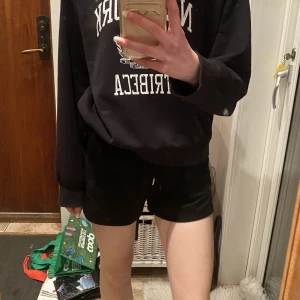 Svarta shorts - Svarta shorts med snöre och slits från Shein💕Använda ca 3 gånger och har inga fel förutom nått hål framsidan, men det är lagat. Strl. S men passar mer som XS☺️