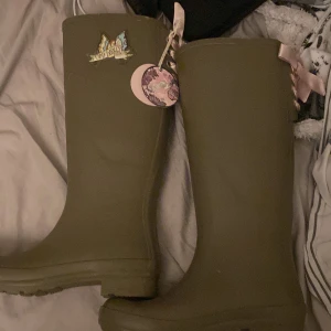 Odd Molly  - Säljer dessa stövlar aldrig använda fick dem av mamma men dem passade inte finns några såna märken som på sista bilden för dem åkte runt när ja flyttade en gång men märkenna är jätte små  bara den på bilden som är störst annars jätte fina o bra sick 