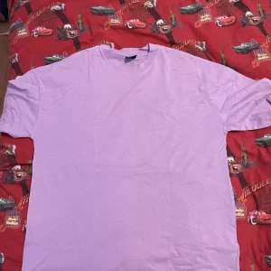 Tshirt - Lila t-shirt. Knappt använd. Nypris 79kr. Storlek S. Baggy