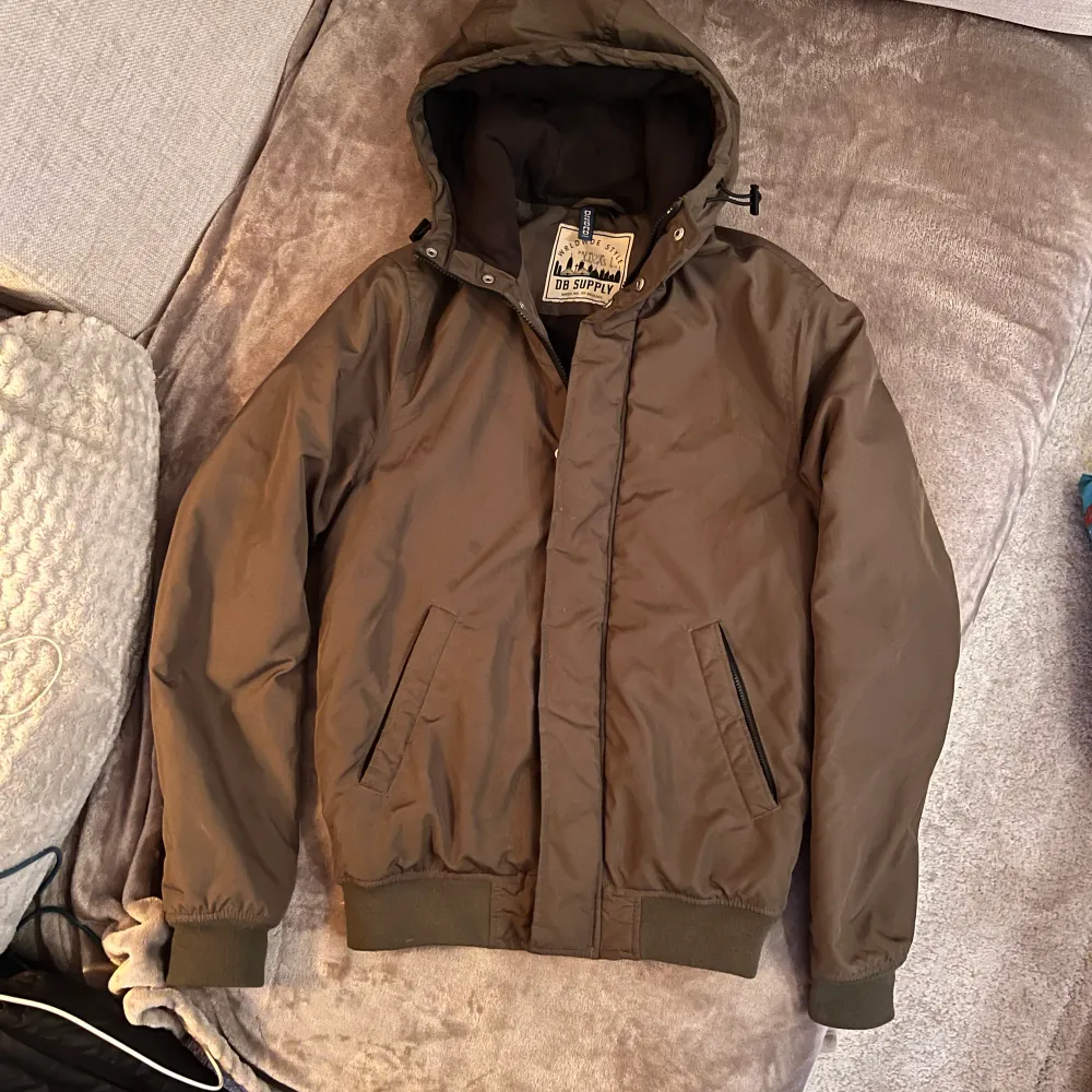 Olivgrön jacka i storlek XS, från H&M herr. I fint skick men använd under 2 säsonger. Namnad i nacken (syns ej utåt). . Takit.