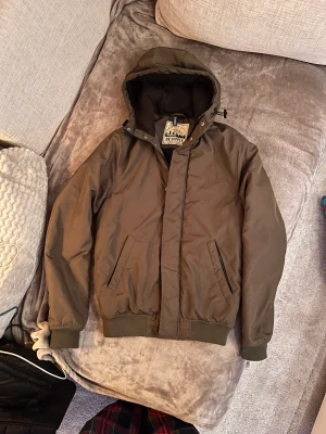 Jacka olivgrön - Olivgrön jacka i storlek XS, från H&M herr. I fint skick men använd under 2 säsonger. Namnad i nacken (syns ej utåt). 