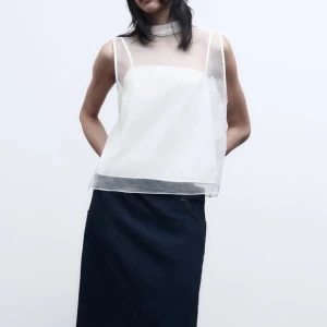 Zara Topp - Jätte snygg slutsåld topp från Zara som endast är använd en gång❤️‍🔥 Passar både S/M 