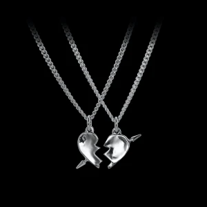 Maria Nilsdotter halsband  - Säljer då jag behövde köpa båda men bara behöver ett. Helt oanvänt, tillsammans är de köpta för 2995kr. Kan sälja billigare än 1490 vid snabb affär. Kedja och ask ingår såklart.