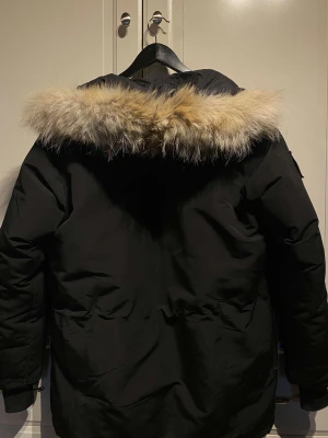 Canada goose herr modell - Canada goose jacka i ny skick! Säljer nu min brors jacka. Jackan är använd 4 gånger då ha tyckt att hans ben såg för små ut med den stora jacka! Priset är inte huggit i sten! Jackan är i perfekt skick 😊