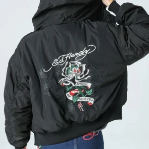 Ed hardy jacka - Säljer denna super varma och sköna ed Hardy bomber jackan med luva! Sitter jätte fint och är perfekt nu till vintern. Köpt för 1600kr 