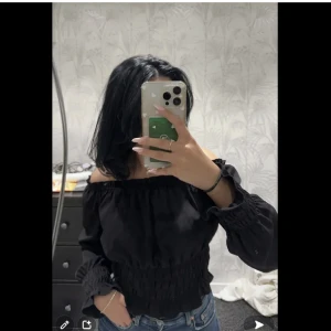 Svart off shoulder  - En svart off shoulder tröja från Bik Bok. Går att vika upp (se bild 2) samt aldrig använd.