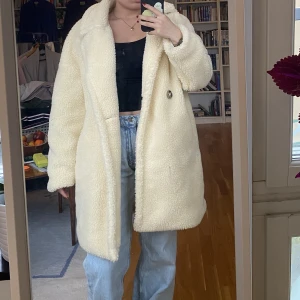 Teddy jacka - Mysig teddyjacka köpt på pretty little thing🌸aldrig använd bara provat på😊