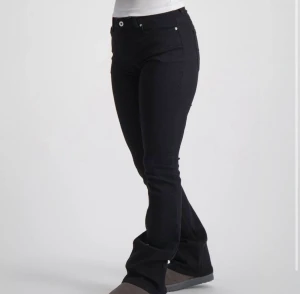 Svarta lowwaist crocker jeans  - Säljer mina snygga crocker jeans, lowwaist bootcut. Så galet snygga men tyvärr fel storlek för mig. Använt sparsamt och i fint skick! 🌸🌸