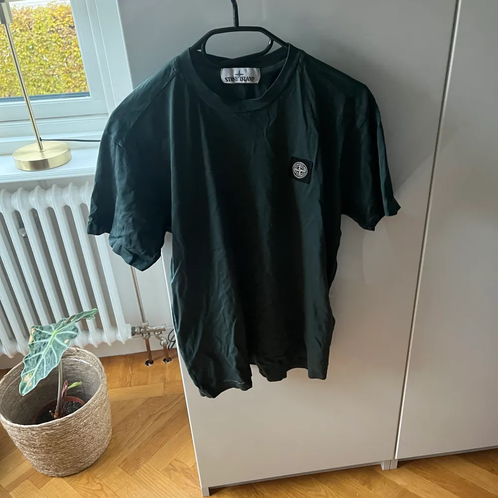 Säljer min stone island tröja eftersom den är för liten. Den är Köpt för något år sedan i Köpenhamn för 1500kr cond 7/10. T-shirts.