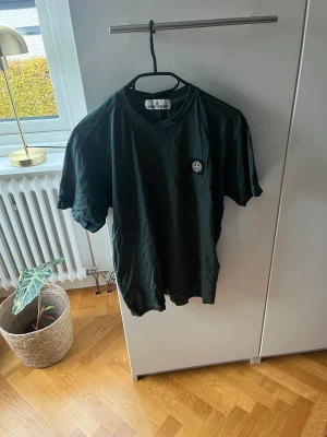 Stone island t-shirt - Säljer min stone island tröja eftersom den är för liten. Den är Köpt för något år sedan i Köpenhamn för 1500kr cond 7/10