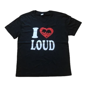 ”I ❤️LOUD” Cheif Keef tröja - Väldigt snygg t shirt med ” I ❤️ Loud” motiv. Very nice, very cool. Extremt bra kvalite. Semetary, Drainer och cheif keef vibe. Står att den är large men sitter som en medium. Messa för mer bilder…