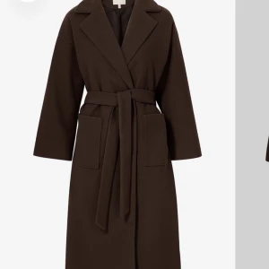 Brun kappa  - Mörkbrun kappa från hm. Storlek S men passar både XS och M. Som ny utan några defekter. Nypris tror jag var 599kr, säljer nu för 300kr. Pris går att diskutera. Skriv för fler bilder! 