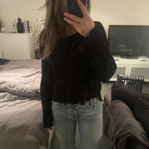 Svart topp - Svart jättefin topp som är öppen i ryggen. Använd 2 ggr men använder inte längre