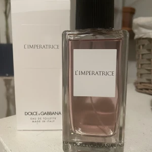 Parfym Dolce & Gabbana L’imperatrice - En parfym från dolce&gabbana 100ml. Doftar vattenmelon, cyklamen & blonde Woods. En kall, vardaglig parfym som luktar så fräscht! Passar så bra nu till vintern. Har använt några gånger. Säljer pga behöver inte en till vardagsparfym. 