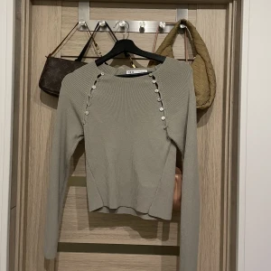 Stickad tröja från Zara - Stickad tröja från zara i bra skick, skickar gärna fler bilder vid intresse☺️