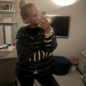 Herno jacka - Så snygg herno jacka som passar perfekt till höst och vinter, säljer pga att jag har för mycket jackor❣️kan gå ner i pris vid snabb affär men jackan är som ny och har inga deffekter alls. Passar prrfekt för mig som vanligcis har s❣️