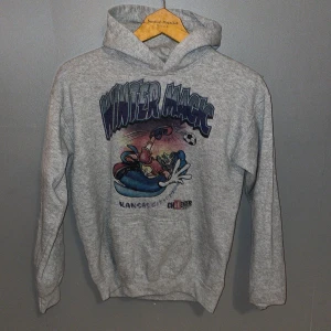 Grå vintage hoodie - Vintage Hoodie jag köpt på Plick för typ en månad sedan men den var för liten för mig. 
