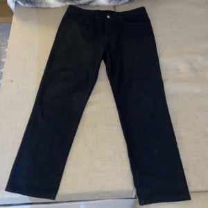 Svarta baggy jeans - Säljer mina svarta baggy jeans med ett fantastiskt skick och fina vita mönster på baksidan av benen. Dem är väldigt stora vid midjan så rekommenderar ett bälte, jag har kanske inte svar på alla frågor ni vill ställa men det är bara att fråga! 