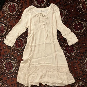 Vit klänning - Jättefin vintage vit klänning. Virgin suicides-känsla. Stl S. Köpt second hand men jättebra skick. Skriv för mått. Priset kan diskuteras. Köparen står för frakten men kan även mötas upp på Södermalm i Stockholm. 